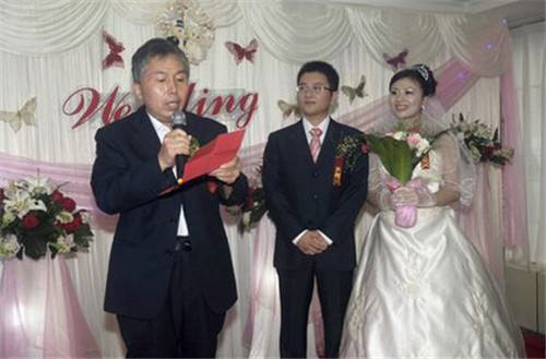 婚礼女方父亲感人致辞，爱的传递与祝福的承载