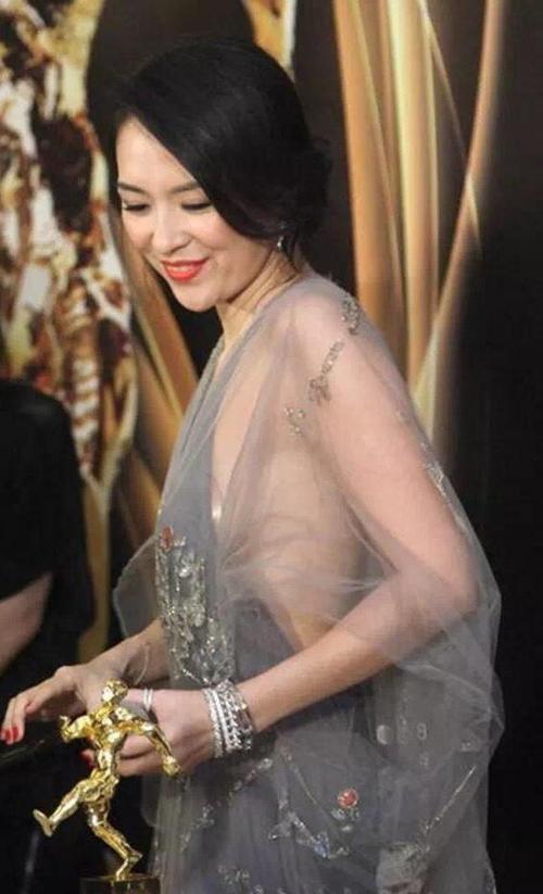 奶大明星，小巷中的璀璨之星