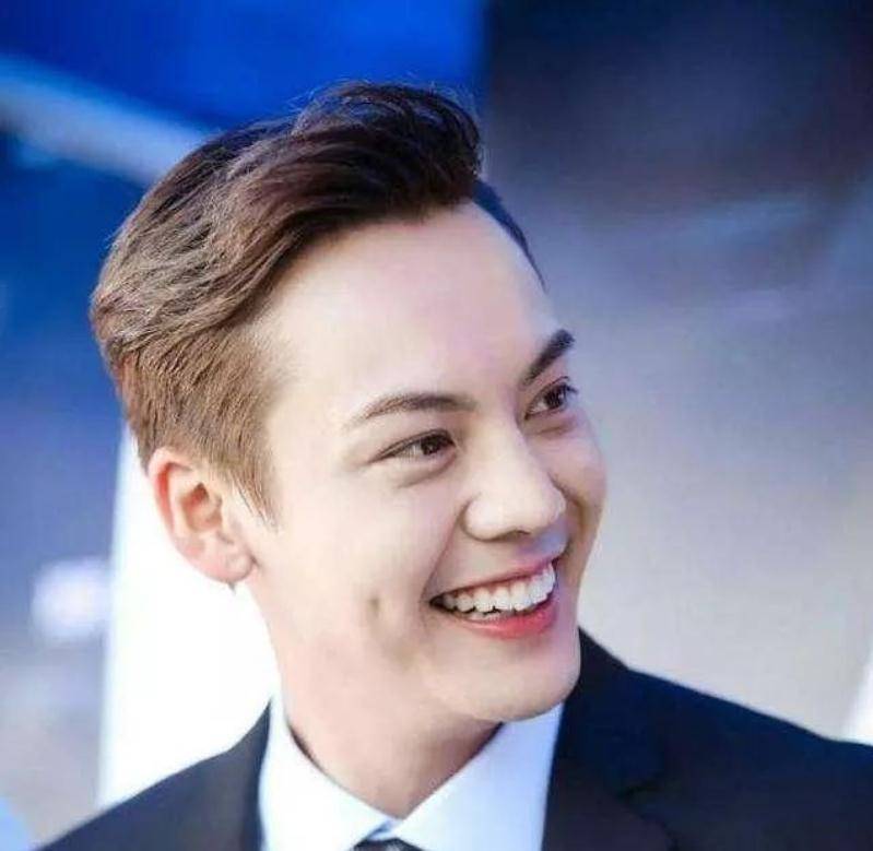 有酒窝的男明星，魅力之源的迷人微笑